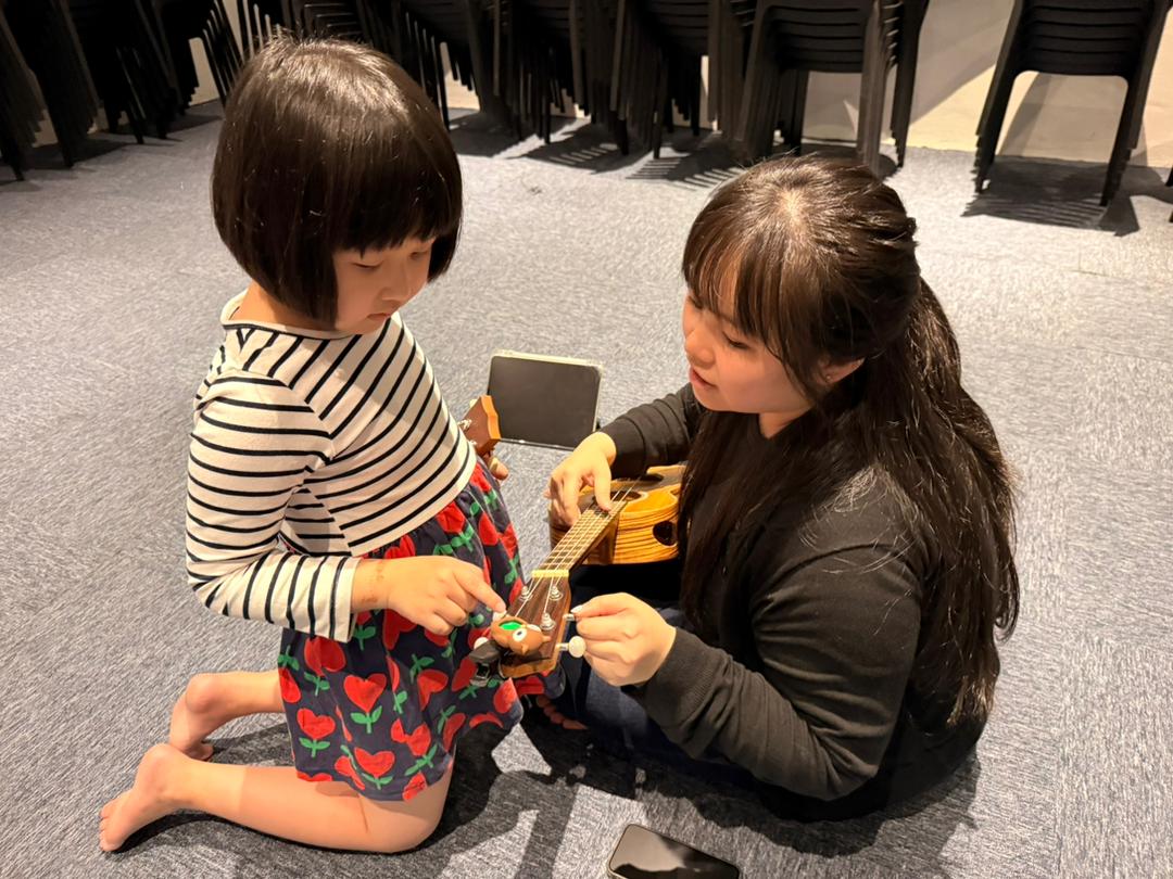 Ukulele lesson with young student